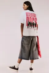 Remera blanca de corte holgado con estampado pequeño en el pecho con el texto "Reservoir Dogs".