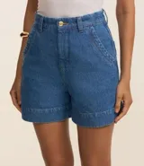 Short de jeans azul de tiro alto, corte comfy, con bolsillos laterales y cierre con botón y cremallera.