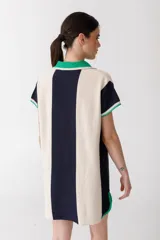 Vestido corto tejido en jersey liviano de algodón y acrílico, con diseño tipo polo y fit holgado. Presenta rayas verticales en color marrón y crudo, bordado XL de un ají y terminaciones en color amarillo.