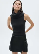 Minifalda negra de cuero sintético con diseño cruzado y cierre lateral invisible.