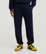 Pantalón jogger azul marino, de corte holgado con puños ajustados en los tobillos y cintura elástica con cordón.