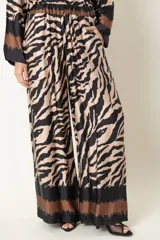 Pantalón palazzo estampado con diseño de tigre, cintura elastizada y bolsillos laterales.