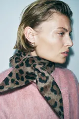 Pañuelo de lana con estampado de leopardo en tonos marrón y negro.