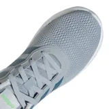 Championes Adidas Lift Style color gris con detalles en azul y suela blanca. Zapatillas de running con tecnología Cloudfoam para mayor amortiguación y comodidad.