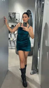 Vestido corto de terciopelo verde esmeralda, con breteles finos y frunces laterales.