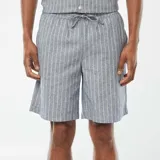 Short de lino azul con rayas verticales blancas, cintura elastizada con cordón ajustable y bolsillos laterales.