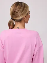 Remera rosa de algodón con estampado frontal de estilo playero.