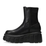 Botas de caña media color negro de cuero sintético con plataforma track y elástico en los laterales.