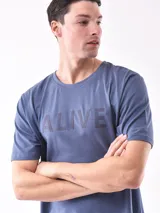 Remera negra de corte slim con estampado frontal de la palabra 'OVERLORD' en mayúsculas dentro de tres rectángulos blancos.