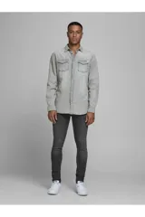 Camisa de denim gris de manga larga, con cuello clásico, cierre frontal con botones a presión y dos bolsillos con solapa abotonada en el pecho.