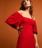 Vestido corto evasê rojo con bordado floral, escote cuadrado, mangas cortas abullonadas y espalda descubierta.