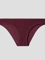 Bikini de encaje elástico semitransparente color burdeos, con cintura de talle medio y cobertura trasera moderada.