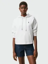 Buzo blanco con capucha y bolsillo tipo canguro, con logo bordado en el pecho.