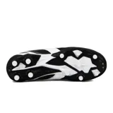 Botines de fútbol en color negro y blanco, con diseño acolchado y suela con tacos.