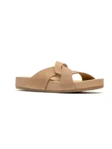 Sandalias bajas color beige con tiras cruzadas y detalle de nudo en el empeine.