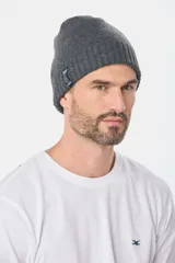 Gorro tejido reversible bicolor en tonos azul y gris, ideal para el invierno.