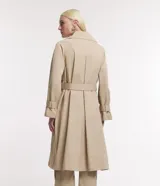 Trench coat largo color beige, de gabardina, con cuello con solapas, doble botonadura, lazo en la cintura, mangas largas con cintas en los puños y bolsillos delanteros.