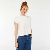 Camiseta blanca de manga corta con espalda abierta y lazos.