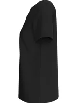 Remera negra de algodón regenerativo con cuello redondo y manga corta. Tiene el logo de Calvin Klein bordado en el pecho.