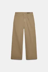 Pantalón chino cropped de tiro alto, color beige, con bolsillos laterales y traseros. Cierre frontal con cremallera y botón.