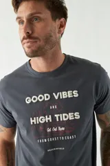 Remera de hombre con arte estampado, de ajuste regular y escote redondo, de manga corta.