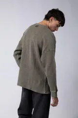 Buzo de hombre de corte oversize confeccionado en tela waffle de algodón con proceso de teñido acid en color borgoña.