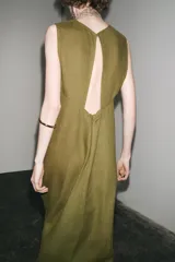 Vestido midi color verde oliva, confeccionado en lino 100%. De corte recto, cuello redondo y sin mangas.