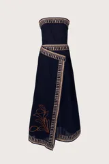 Vestido largo azul marino con diseño strapless, panel envolvente y patrón floral dorado.