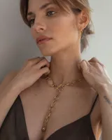 Collar plateado de alpaca con eslabones de diferentes formas y tamaños.