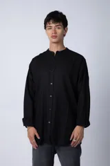 Camisa negra de lino con cuello mao, manga larga y corte clásico. Cierre frontal con botones.