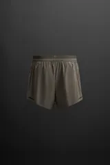 Shorts de running color verde oliva confeccionados en tejido técnico ligero y elástico con forro interior. Cintura elástica ajustable con cordón interior, bolsillo multifunción en la malla interior, bajo con corte al láser y logo estampado en la pernera.