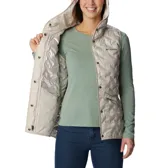 Chaleco Columbia color beige con capucha y cierre frontal con broches a presión. Tiene bolsillos laterales con cierre y logo de la marca bordado en el pecho.