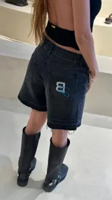 Bermuda de jean negro con ruedo descosido y bordado BG en el bolsillo trasero.