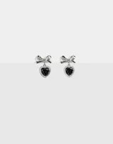 Par de aros colgantes plateados con pasante de moño y dije de corazón con rosa negra en el centro y strass alrededor.
