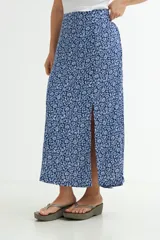 Falda midi de corte evasé con estampado floral en tonos azules y blancos.