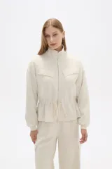 Campera negra de poliéster con cierre frontal, cuello alto, bolsillos con solapa en el pecho y cintura ajustable con cordón.