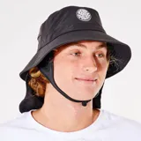 Sombrero negro tipo bucket con ala ancha, protección para el cuello y logo de Rip Curl estampado en el frente.