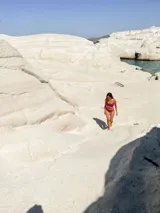 Top de bikini estilo corset, con aro y forro, que se ata y acordona en la espalda, con breteles regulables.