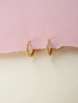 Aros de plata 925 bañados en oro 18K, tipo argolla, con circonias incrustadas.