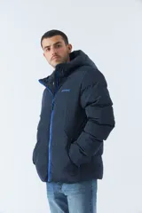 Campera puffer azul marino para hombre, con capucha ajustable, cuello alto, bolsillos con cierre y logo en goma.