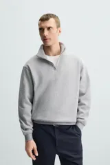 Sudadera azul marino de cuello alto con cierre frontal de cremallera, corte relaxed fit, manga larga y terminaciones en rib.