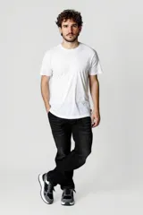 Remera blanca de algodón, de corte clásico y manga corta.