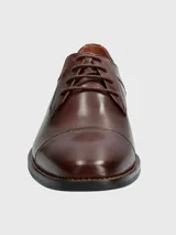 Zapato de vestir formal de cuero color marrón con cordones.