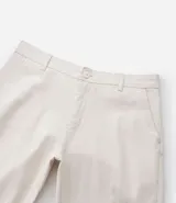 Pantalón skinny de sarga color gris, con cierre de botón y cremallera, cintura con trabillas y bolsillos.