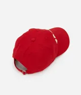 Gorra roja de sarga de algodón con visera curva, ajuste trasero y parche bordado con la palabra "Paris" en blanco.