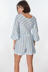 Short de lino a rayas verticales color verde y blanco, con cintura elástica ajustable con cordón.