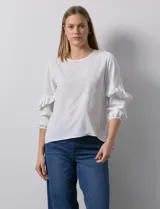 Blusa de gasa blanca, marca Sioni, con mangas 3/4 y aplique de volados.