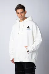 Buzo canguro negro de algodón friza, corte oversize y estampa de Mickey Mouse con detalles en verde.