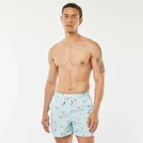 Short de baño celeste con rayas verticales blancas y estampado de pulpos rojos.