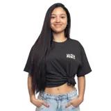 Remera negra de manga corta con estampa en el frente del logo de La Vela Puerca.